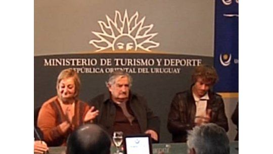 Mujica pidió a quinceañeras vivir con intensidad