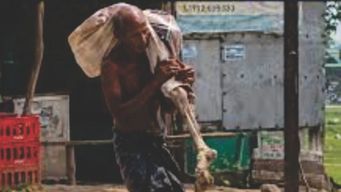 Un hombre desenterró el cadáver de su hermana y lo llevó a un banco para demostrar su deceso