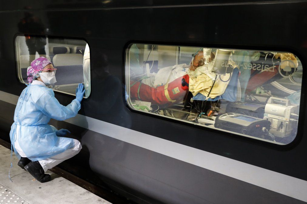 Personal médico mira desde la plataforma de la estación de Gare dAusterlitz previo a la evacuación de pacientes en un tren de alta velocidad en París. 