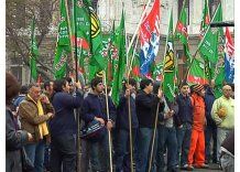 Cientos de trabajadores se movilizaron frente al Legislativo