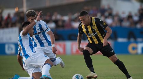 Lluvia torrencial obligó a suspender el partido entre Racing y Plaza Colonia  en el Parque Roberto