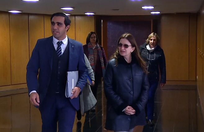 Ministra de Salud Karina Rando y subsecretario José Luis Satdjián ingresan a la Comisión de Salud de Diputados.