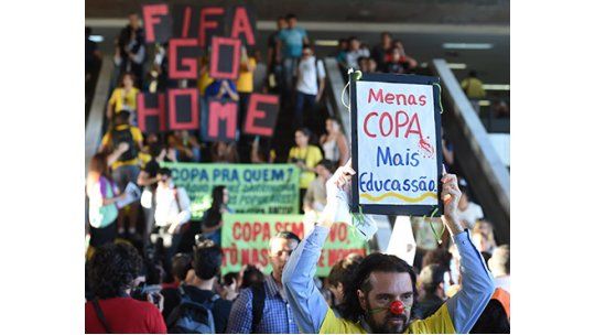 Protestas multitudinarias en Brasil contra el Mundial
