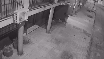 un hombre baleo a un delincuente que habia ingresado a robar a su vivienda tras romper una ventana