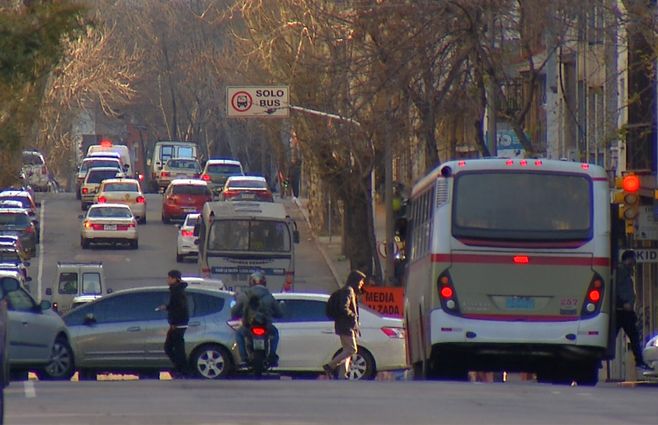 transito-autos-omnibus-gente-calle.jpg