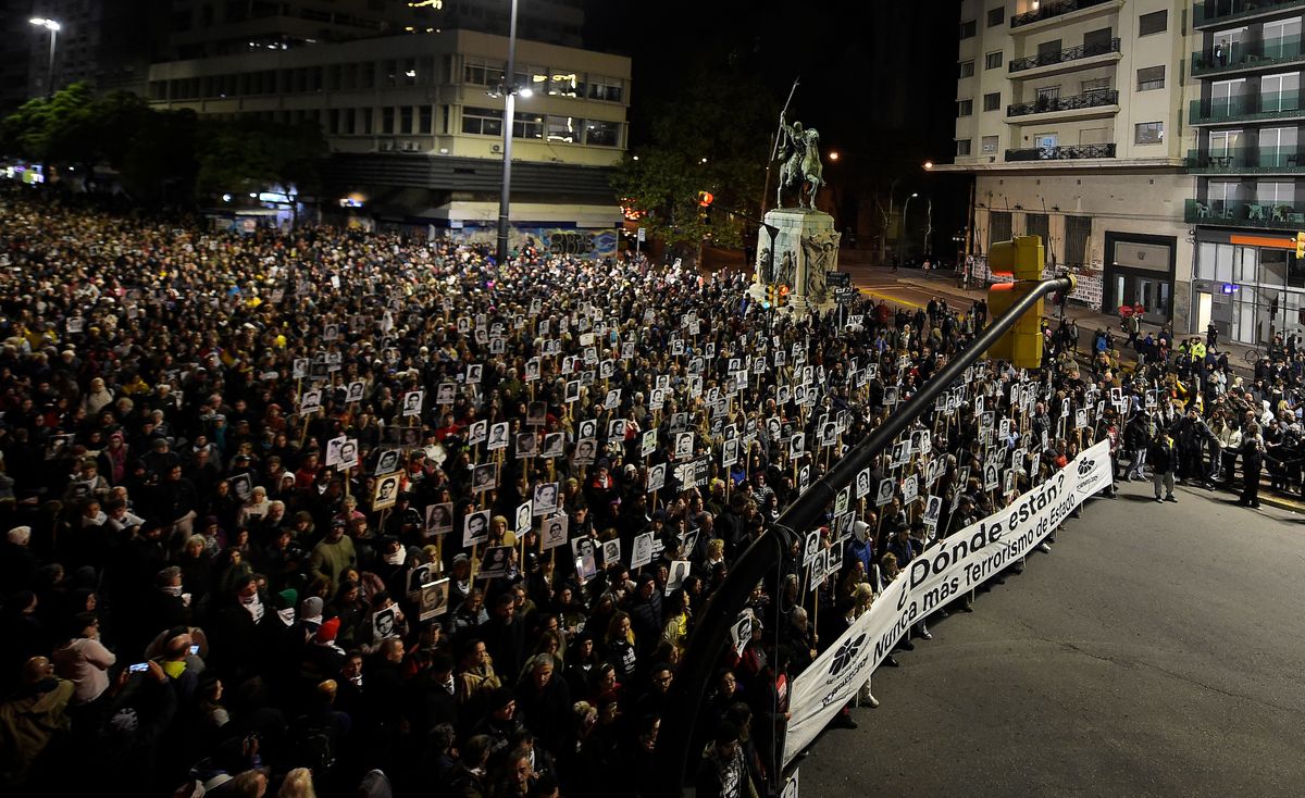 Montevideo, Uruguay, 20/05/2023Sociedad. 28va Marcha del Silencio, por verdad memoria y justicia. En conmemoración a los tendidos desaparecidos en dictadura. Foto: Dante Fernandez / FocoUy