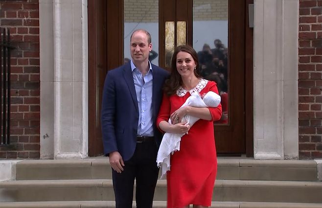 Duques de Cambridge, William y Catherin, mostrando a su tercer hijo. 