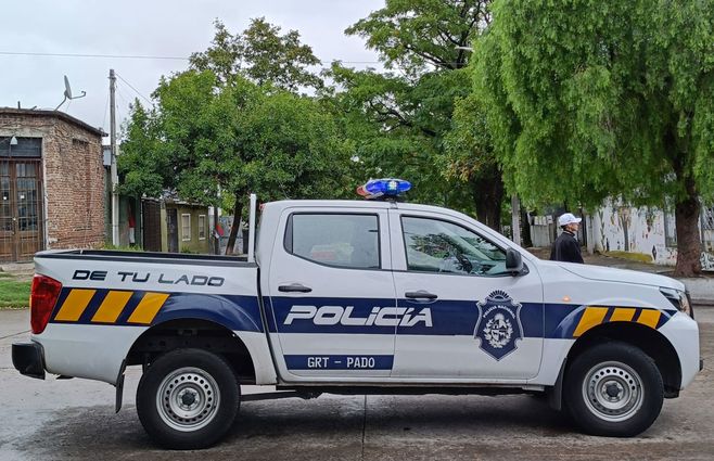 La esquina donde balearon al hombre en La Teja, con presencia de la Policía. Foto: Miguel Chagas, Subrayado.