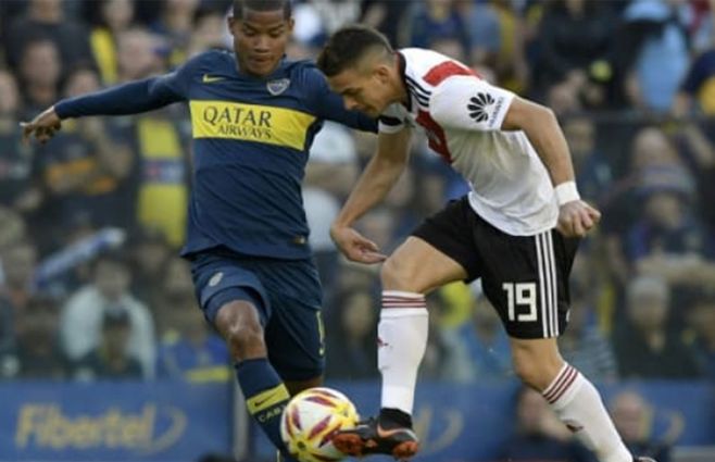Los colombianos Santos Borré (River) y Wilmar Barrios (Boca) disputan la pelota. Fue un partido muy friccionado. 