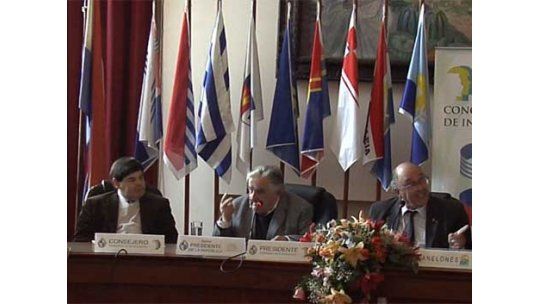 Mujica habló con los intendentes de dividir el país en 6 regiones