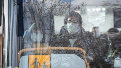 el saldo por coronavirus en china sube a 902 muertos