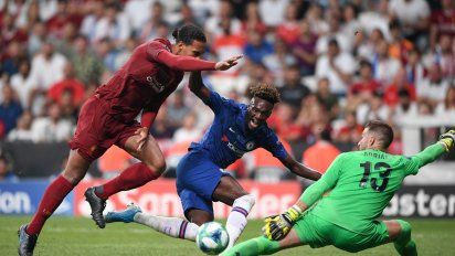 El arquero español Adrián debutó en Liverpool ante la lesión del titular y lo hizo de forma destacada. Atajó el penal decisivo. La semana anterior estaba entrenando con un equipo amateur y fue contratado de urgencia