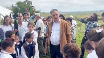 Orsi con niños de la escuela 44 de Sierras del Yerbal, departamento de Treinta y Tres.