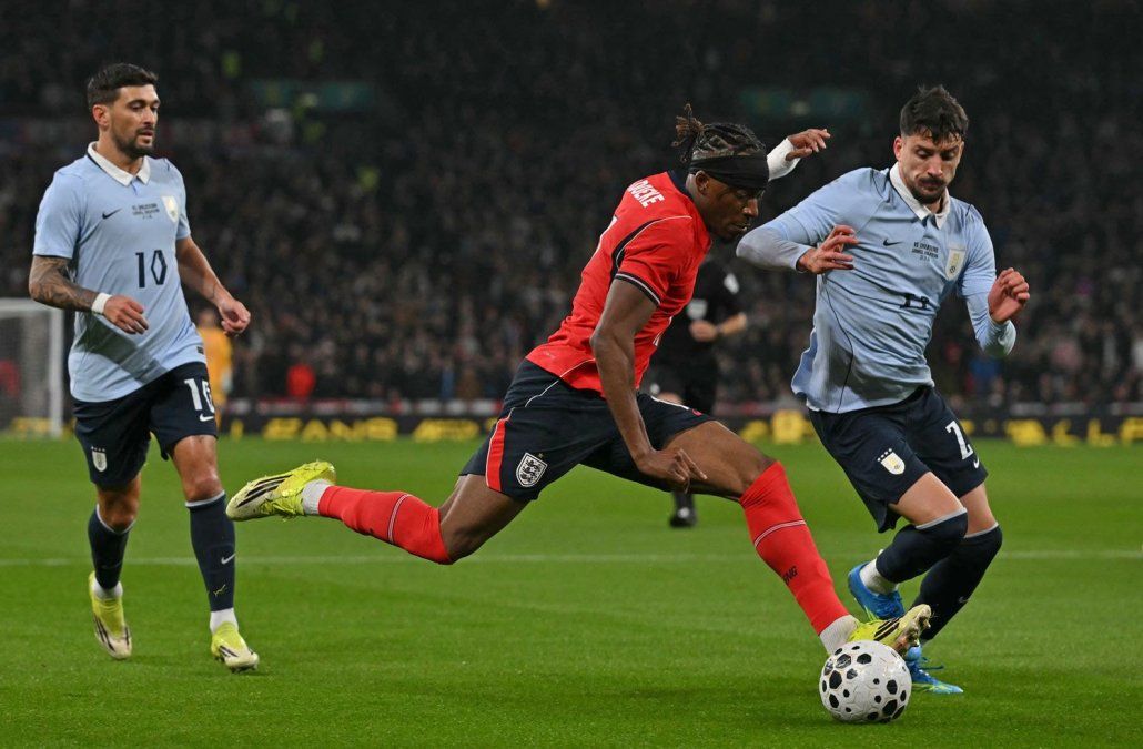Foto: AFP. Joaquín Piquerez sufrió lesión en el partido ante Inglaterra.