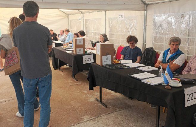 Foto: Beatriz Martínez, periodista de Subrayado. Consulado de Argentina en Montevideo, en Wilson Ferreira Aldunate al 1281.