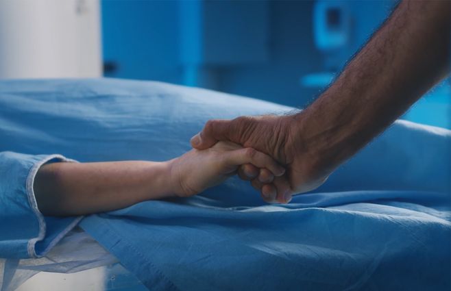 paciente-terminal-mano