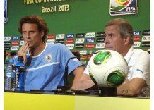 Uruguay con tres zagueros, cuatro volantes, enganche y dos puntas Uruguay con tres zagueros, cuatro volantes, enganche y dos puntas
