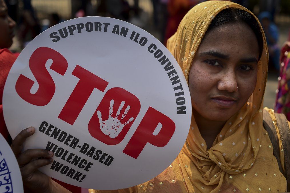 En Bangladesh una mujer sostiene una pancarta meintras participa de la marcha por el Día Internacional de la Mujer.