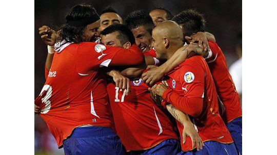 Chile toma aire y golea a Perú en un intenso encuentro