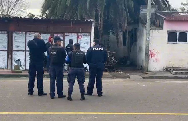 Foto: Subrayado. Policía en la escena del homicidio en Maldonado.