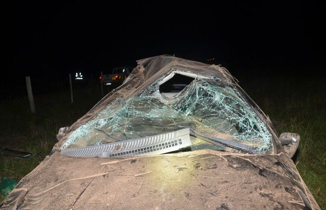 Foto: Policía. Camioneta volcada en Artigas.