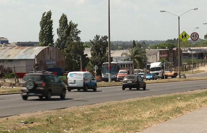 Foto: Subrayado. Ruta 8 a la altura de Punta de Rieles, Montevideo.