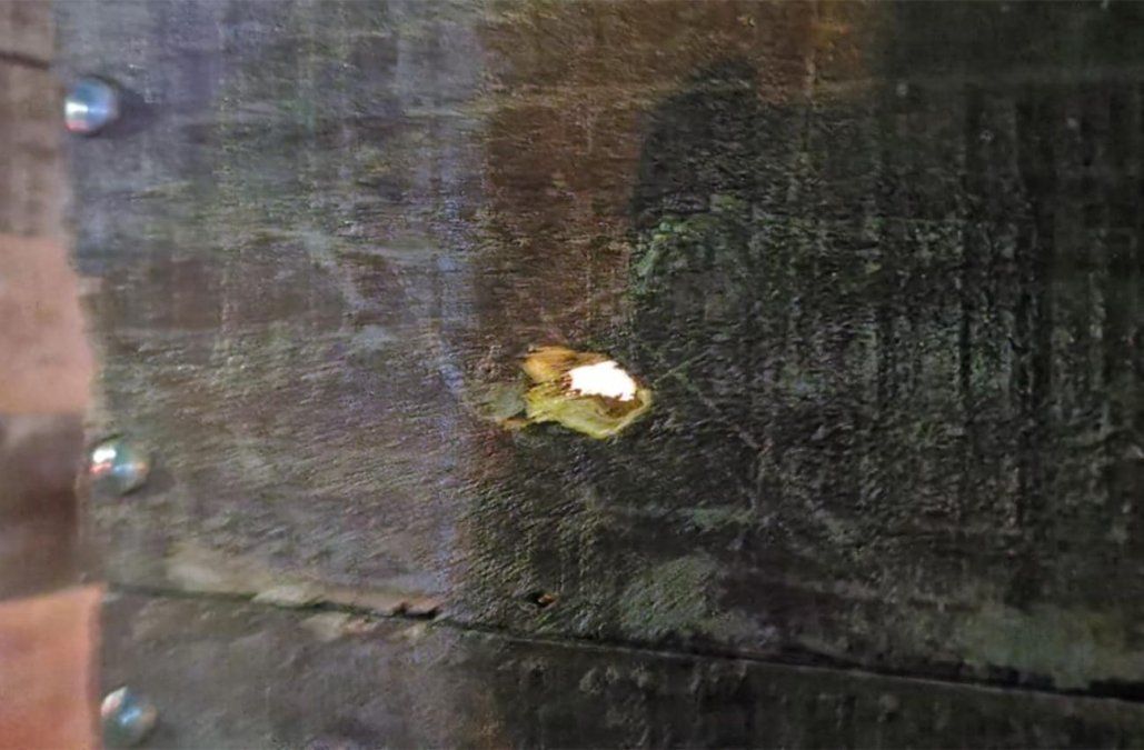 Portón de la vivienda donde ocurrió el ataque a tiros, en Flor de Maroñas, el sábado.