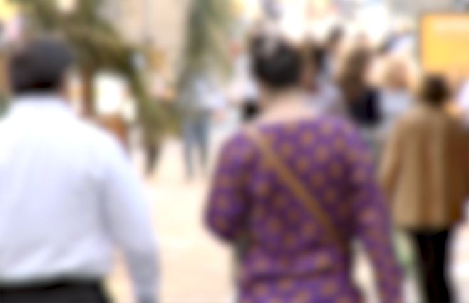 gente-calle-espaldas-mujeres-blur.jpg