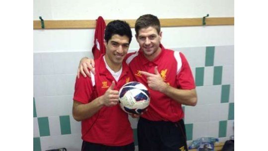 Suárez hizo tres y es máximo artillero en la Premier League