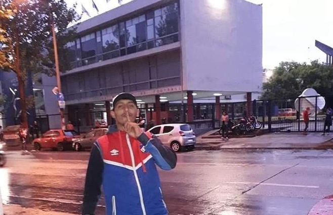 Lucas Emanuel Langhain frente a la sede de Nacional en 8 de octubre.&nbsp;