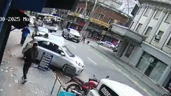 video: puso reversa para estacionar, choco contra un hotel y una persona que vive en la calle resulto herida
