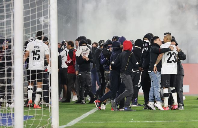 Hinchas de Colo Colo ingresaron a la cancha y provocaron la suspensión del partido. AFP