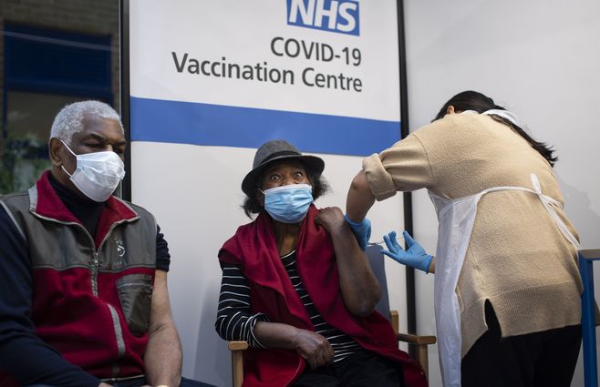 Matrimonio dispuesto a recibir la vacuna Pfizer-BioNTech&nbsp; en Guys Hospital en el centro de Londres.&nbsp;