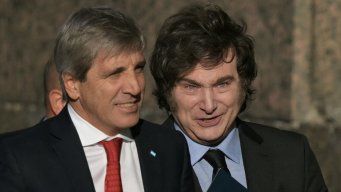 El ministro de Economía Luis Caputo y el presidente Javier Milei. Foto: AFP