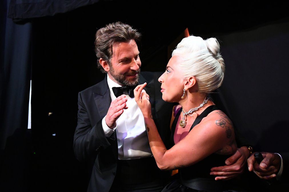 Lady Gaga y Bradley Cooper cantaron Shallow de la película A star y born y fueron aplaudidos por el público de pie.