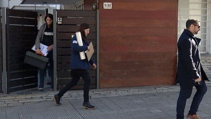 Polic&iacute;as terminando el allanamiento realizado en el domicilio del detenido en la calle Francisco Simon