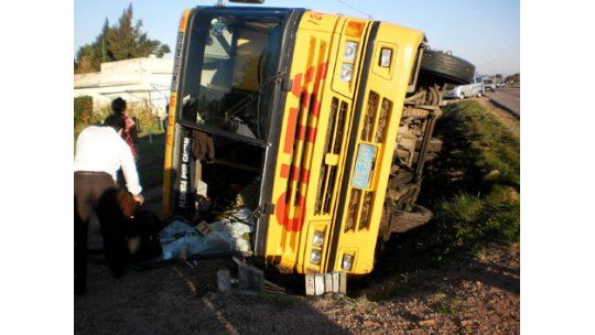 Volcó un ómnibus en Ruta 5: los 40 pasajeros resultaron ilesos