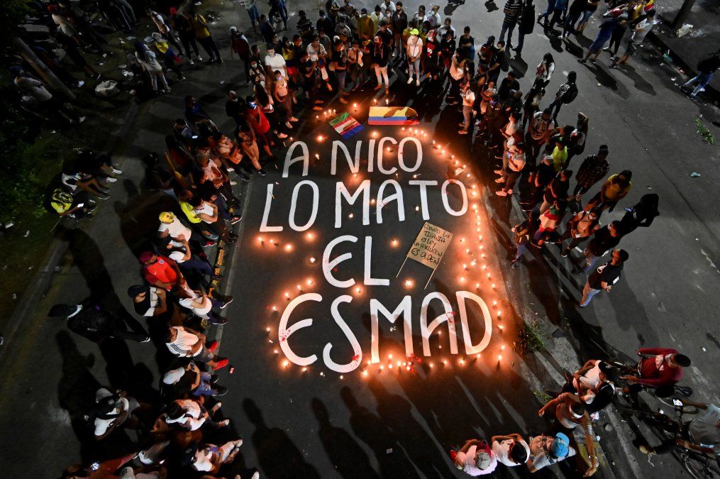 Familiares y amigos de Nicolás Guerrero, asesinado en una protesta contra un proyecto de reforma tributaria en Colombia, se reúnen alrededor de las palabras Nico fue asesinado por ESMAD