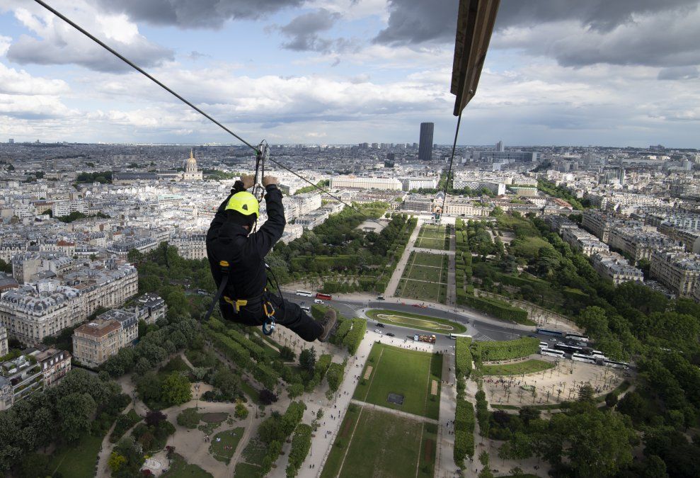 Una persona se lanza en tirolesa desde el segundo piso de la Torre Eiffel