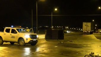 la moto en la que iba choco con un auto y fue arrollada por un tercer vehiculo