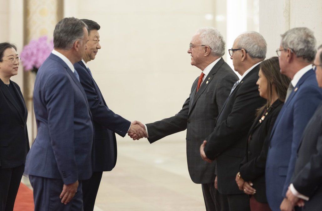 Canciller de Uruguay Mario Lubetkin saluda a Xi Jinping, acompañado del presidente Orsi. Foto: Presidencia. Canciller de Uruguay Mario Lubetkin saluda a Xi Jinping, acompañado del presidente Orsi. Foto: Presidencia.