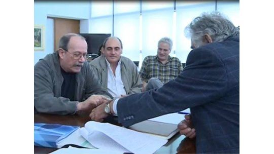 Mujica recibió a Silvio Rodríguez en su oficina de Presidencia