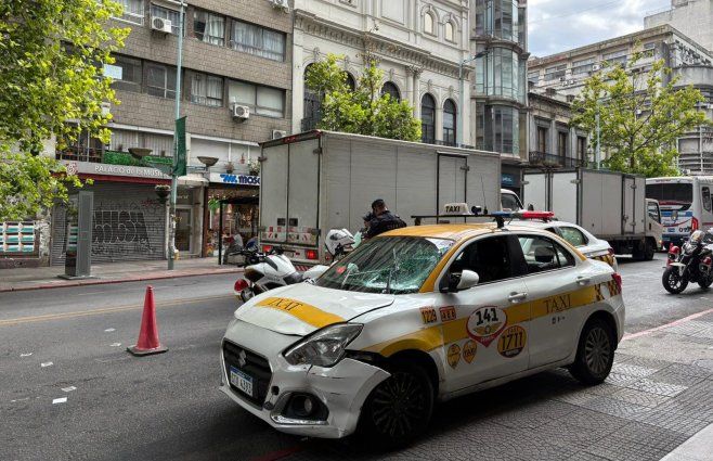 Foto: Mª. Eugenia Scognamiglio, Subrayado. Taxista choca en 18 de Julio, Centro.