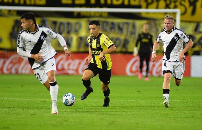 Foto: FocoUy. Peñarol y Danubio, partido en el Campeón del Siglo.