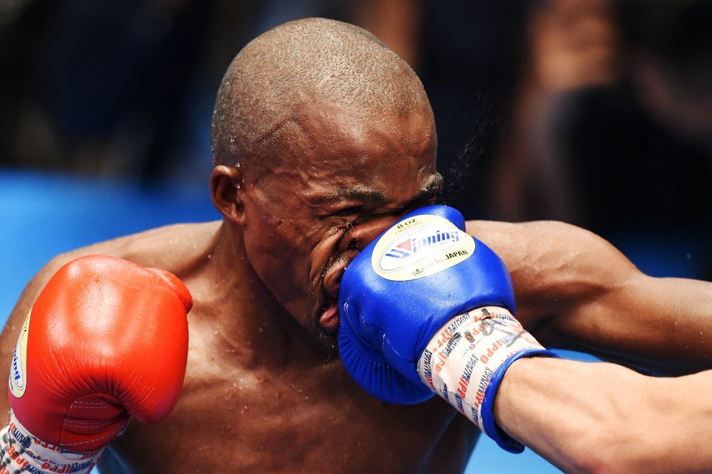 Moruti Mthalane de Sudáfrica es golpeado por Masayuki Kuroda de Japón durante la pelea por el título de peso mosca de la FIB en Tokio&nbsp;