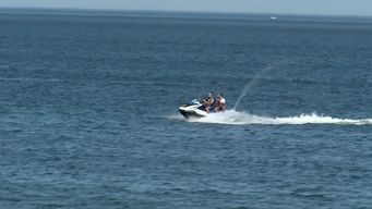 Una moto de agua durante la búsqueda del nadador argentino que se ahogó en playa Mansa de Punta del Este.