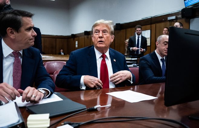 Donald Trump en el comienzo del juicio en su contra. Foto: AFP