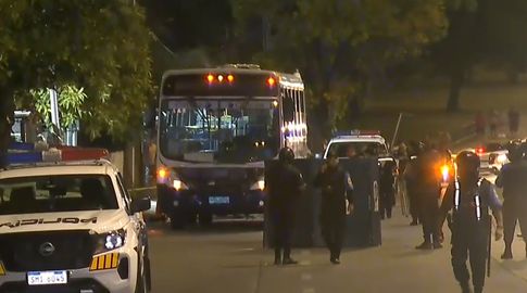 Adolescente murió atropellado por un auto y familiares agredieron al conductor; la Policía intervino