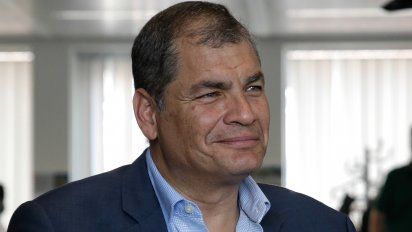 rafael correa esta en uruguay y mantiene contactos con dirigentes del fa; oposicion rechaza su presencia