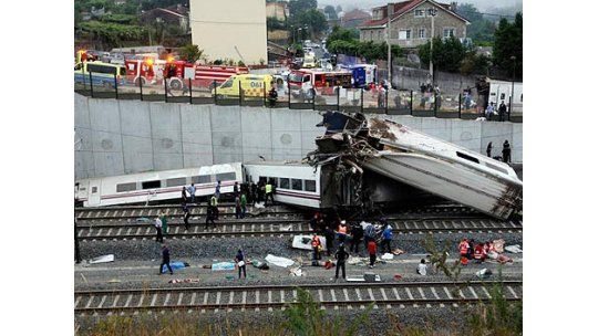 Descarrilamiento de tren en Galicia deja 77 muertos y 143 heridos